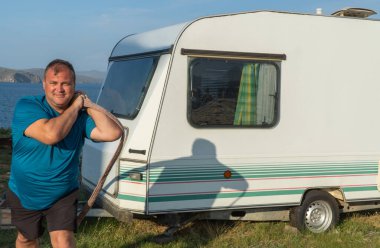 Adam halatla turist karavanı çekiyor. Açık hava eğlencesi kavramı