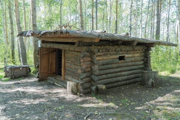 Hunting and fishing camp in the forest. the construction of the Russian hunters. — Stock Photo, Image