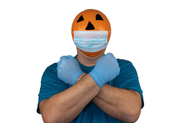 Dynia Halloweenowa Opatrunku Medycznym Operacyjna Maska Ochronna Osoba Pomarańczowej Masce — Zdjęcie stockowe