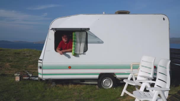男人在用旅行拖车放松 大篷车 装有所有必要的家用电器 以确保旅客的舒适 娱乐车Rv — 图库视频影像