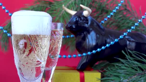 Mousserende Wijn Kristallen Glazen Viering Van Kerstvakantie Nieuwjaar Feestelijke Kerstversieringen — Stockvideo