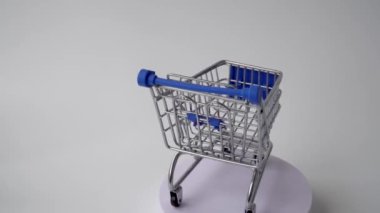 Beyaz arka planda alışveriş arabası. çevrimiçi alışveriş. 