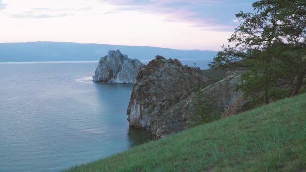 オルホンのシャマンカ ロック アジアの9つの聖地の一つ ブルハン岬だ 岩石は大理石と石灰岩で構成されており 時には黒鉛の角度を持つ シベリアバイカル湖の風景 — ストック動画