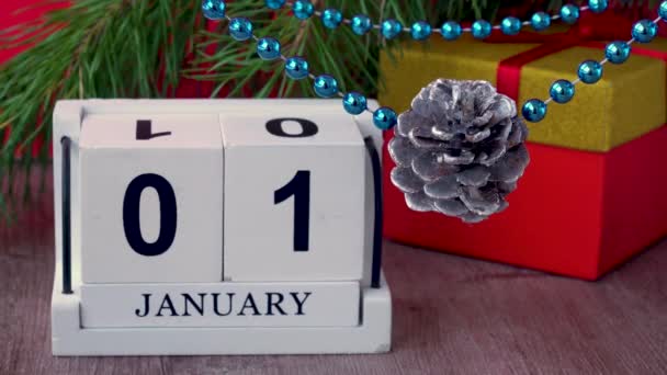 日历日期为2001年1月1日 手工制作的带有日月的木方块 红色背景的圣诞装饰品 — 图库视频影像