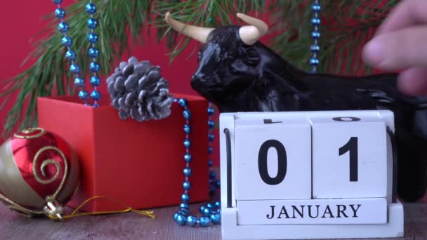 Calendario Con Data Gennaio Una Statuetta Del Toro Cubo Legno — Video Stock