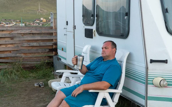 Mann Entspannt Sich Mit Wohnmobil Person Urlaub Mit Einem Becher — Stockfoto