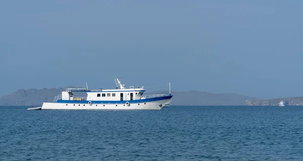 Pequeno Barco Branco Superfície Água Azul Transporte Para Passeios Água Fotografia De Stock