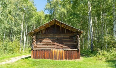 Ormandaki eski ahşap bina. Rus ahırı. antik, ahşap mimari