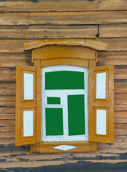 Vieja ventana de madera con persianas abiertas en la pared con pintura desgastada. arquitectura antigua, de madera. — Foto de Stock