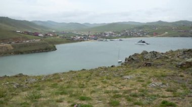 Rusya, Irkutsk bölgesi, Sakhyurta, Ağustos 2020: büyük bir gölde küçük bir gemi. Baykal Gölü dünyanın en büyük tatlı su gölüdür. Sibirya Baykal Gölü 'nün güzel manzarası. seyahat kavramı. 