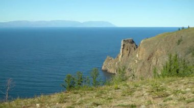 Cape Khoboy, kayalık sahil. Baykal Gölü 'ndeki Olkhon adasının kuzey ucu. Seyahat konsepti. Baykal Gölü dünyanın en büyük tatlı su gölüdür. Sibirya Baykal Gölü 'nün güzel manzarası.