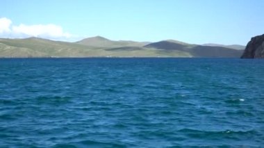 Göldeki pelerin, kayalık sahil. Seyahat konsepti. Sibirya Baykal Gölü 'nün güzel manzarası. Panoramik manzara. Baykal Gölü dünyanın en büyük tatlı su gölüdür. Doğal arkaplan.