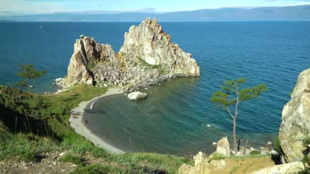 シベリアバイカル湖の美しい風景 オルホンのシャマンカ岩のパノラマビュー ブルハン岬だ 旅行の概念 バイカル湖は世界で最も長い淡水湖である 自然背景 — ストック動画
