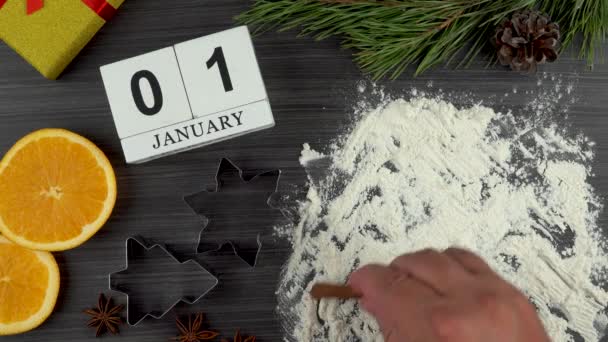 クリスマスや年末年始のお祝いのお菓子の準備 カレンダー日付1月 1牛は 新しい年の象徴として2021フラットレイアウト クッキー型と小麦粉 オレンジと星のアニス — ストック動画
