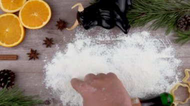 Noel ve yeni yıl tatili için ziyafet hazırlıyorum. Takvim, yeni yıl 2021 düz planının sembolü olarak 31 Ocak tarihli boğa. Kurabiye kalıpları ve un. turuncu ve yıldız anason. 