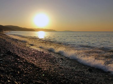 Karadeniz 'de kum ve dalgalar.
