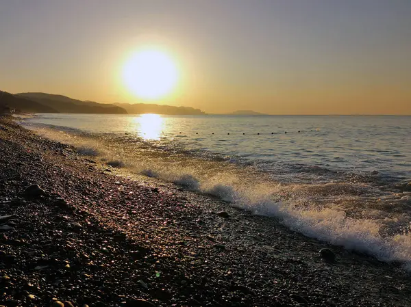 Karadeniz 'de kum ve dalgalar.