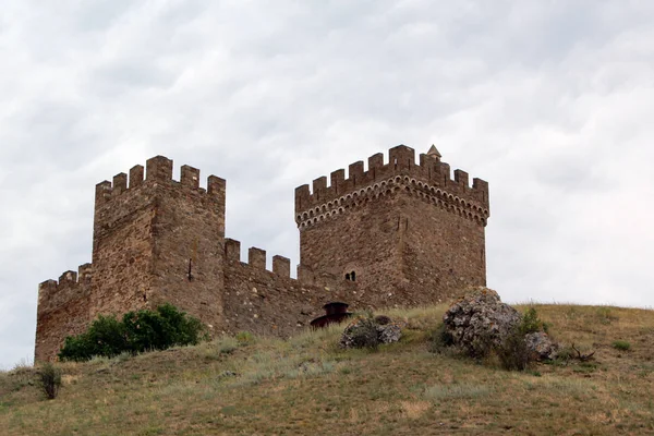 Ceneviz kale kuleleri. Sudak, Crimea.