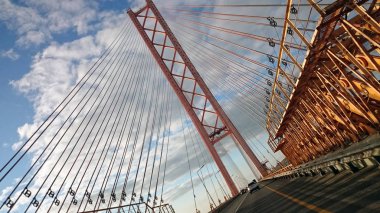 Köprü kabloları eğilmiş kablo. Değil yatay atış.