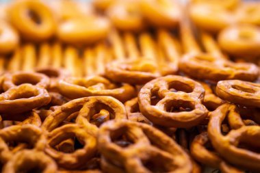 Kurutma, çörek ve tuz ile pipetler. Gıda arka plan.