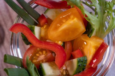 Yeşillikli domates ve salatalık salatası. Şeffaf bir plaka içinde