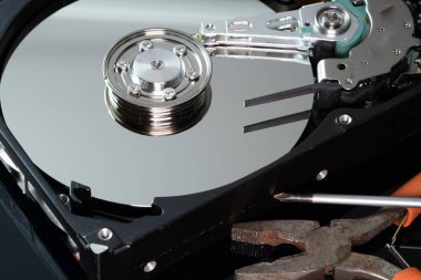 Ayna efektli bilgisayarın sabit diski. Yakın çekim, makro.