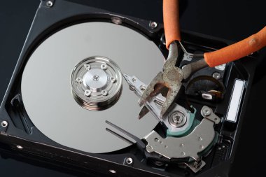 Ayna efektli bilgisayarın sabit diski. Yakın çekim, makro.