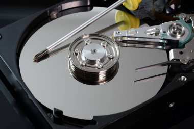 Ayna efektli bilgisayarın sabit diski. Yakın çekim, makro.