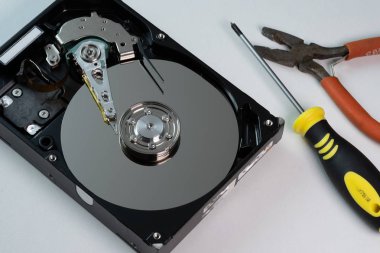 Ayna efektli bilgisayarın sabit diski. Yakın çekim, makro.