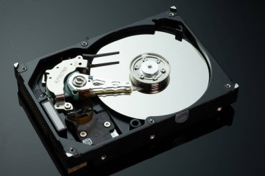 Bilgisayardan sabit disk ayna etkisi ile hdd. Yakın çekim, makro, siyah arka plan üzerinde.