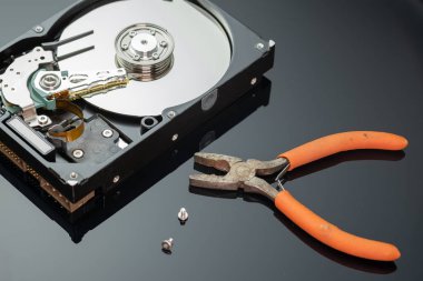 Bilgisayardan sabit disk ayna etkisi ile hdd. Yakın çekim, makro, siyah arka plan üzerinde.
