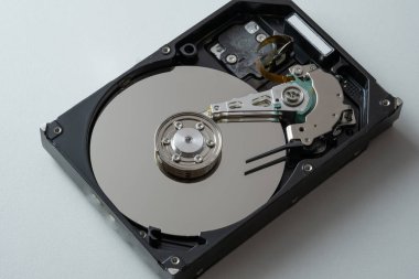 Bilgisayardan sabit disk ayna etkisi ile hdd. Yakın çekim, makro, beyaz arka plan üzerinde.