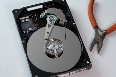 Bilgisayardan sabit disk ayna etkisi ile hdd. Yakın çekim, makro, beyaz arka plan üzerinde.