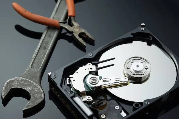 Merevlemez a számítógép hdd tükör effektus. Közelkép, makró. — Stock Fotó