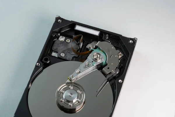 Ayna efektli bilgisayarın sabit diski. Yakın çekim, makro.