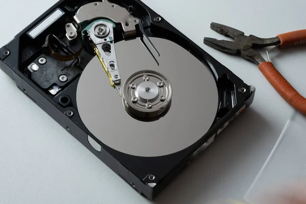 Ayna efektli bilgisayarın sabit diski. Yakın çekim, makro.