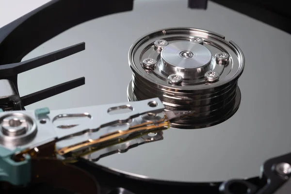 Pevný disk z počítače hdd s efektem zrcadla. Detailní záběr, makro. — Stock fotografie