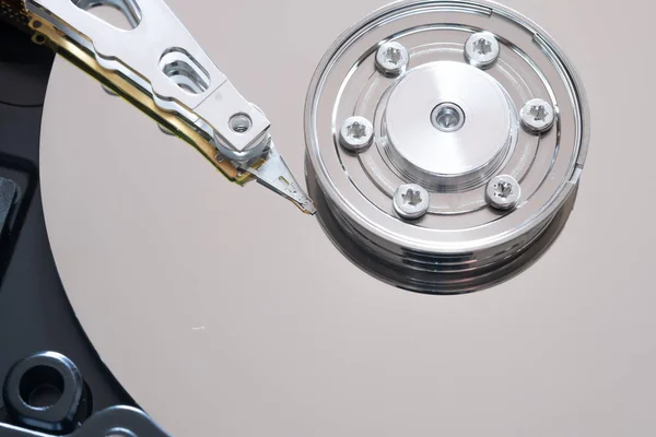 Disque dur de l'ordinateur hdd avec effet miroir. Gros plan, macro, sur fond blanc . — Photo