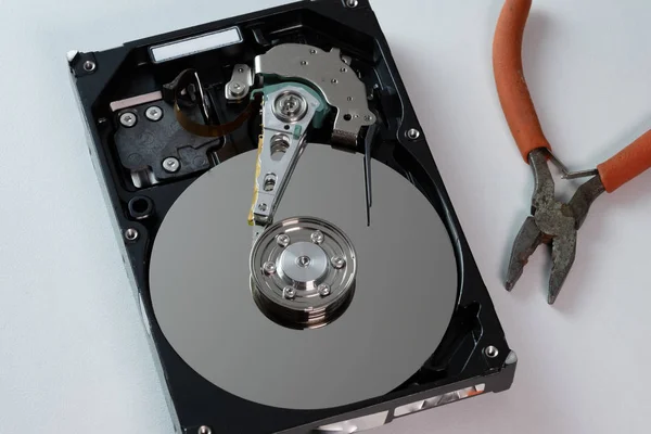 Bilgisayardan sabit disk ayna etkisi ile hdd. Yakın çekim, makro, beyaz arka plan üzerinde.