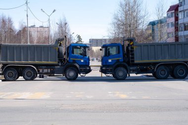 İki kamyon yolu kapattı.