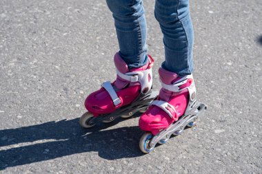 Pembe silindirler üzerinde Bacaklar kızlar.