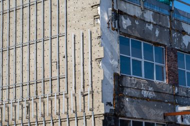 Onarım olmadan eski terk edilmiş bina.