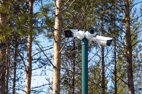 Şehir parkında ve sokakta video gözetim sistemi.