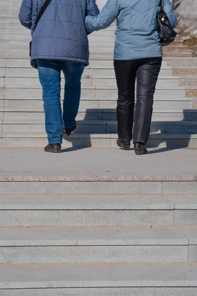 Bir adam ve bir kadın merdivenlerden çıkıyor..