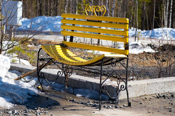 Деревянная скамейка в городском парке. — стоковое фото