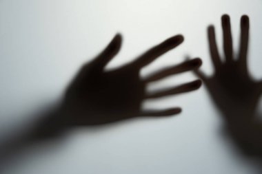 buzlu cam arkasındaki adamın gölge elleri. bulanık el soyutlama cadılar bayramı, cam arkasında bulanık bir elin bir el bulanıklık gölge silueti.