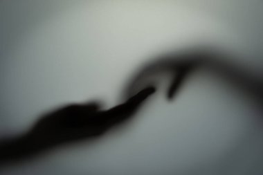 buzlu cam arkasındaki adamın gölge elleri. bulanık el soyutlama cadılar bayramı, cam arkasında bulanık bir elin bir el bulanıklık gölge silueti.