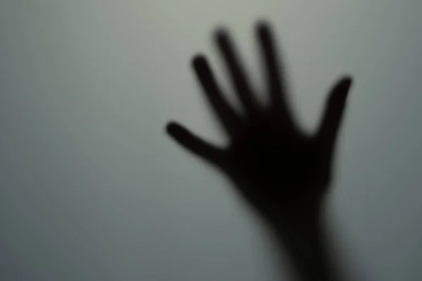 buzlu cam arkasındaki adamın gölge elleri. bulanık el soyutlama cadılar bayramı, cam arkasında bulanık bir elin bir el bulanıklık gölge silueti.