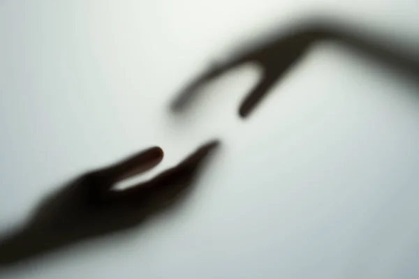 buzlu cam arkasındaki adamın gölge elleri. bulanık el soyutlama cadılar bayramı, cam arkasında bulanık bir elin bir el bulanıklık gölge silueti.