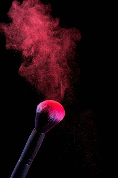 Siyah arka plan üzerinde makyaj için siyah arka plan fırçaları üzerinde toz Sıçrama.
